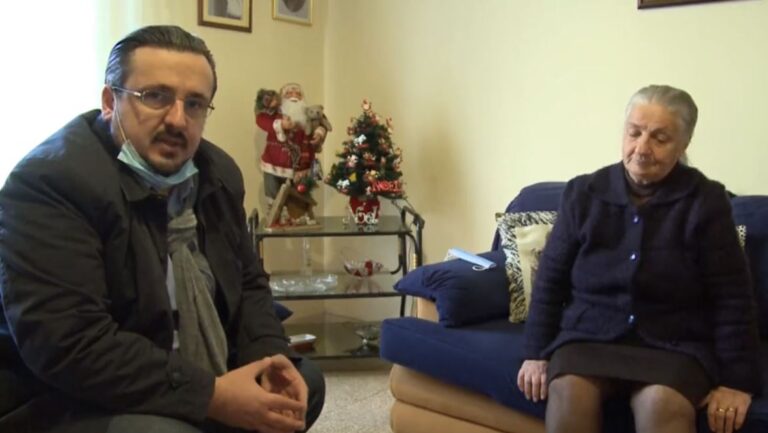 ”Nuk më bënë as tamponin”, pensionistja për përfaqësuesin e PD: Shteti asnjë ndihmë (VIDEO)