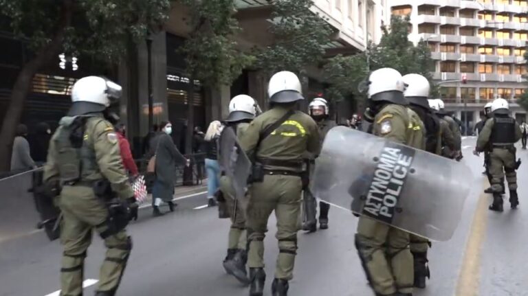 Çfarë po ndodh? Protesta dhe dhunë në Athinë, ndërhyn policia (VIDEO)