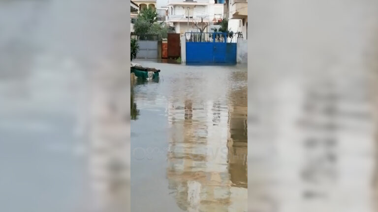 Përmbytet lagjia 13 në Durrës, izolohen banorët: Uji shkon në 60 cm