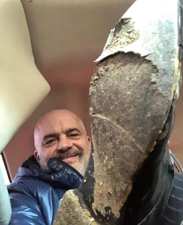 Ruhuni nga burri me një këpucë!