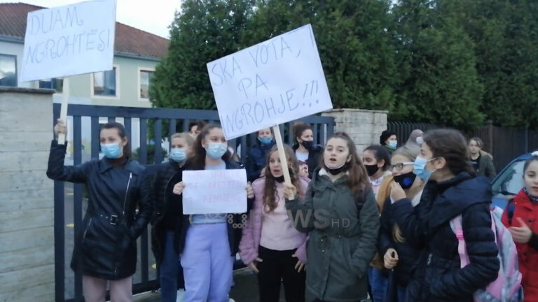 “Europa” shkolla pa ngrohje në Elbasan, nxënësit bojkotojnë mësimin