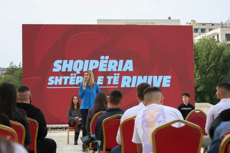 Floida Kërpaçi: Të taksojmë ata që kanë marrë çdo punë, që të mos ngelen të rinjtë e Shqipërisë të papunë
