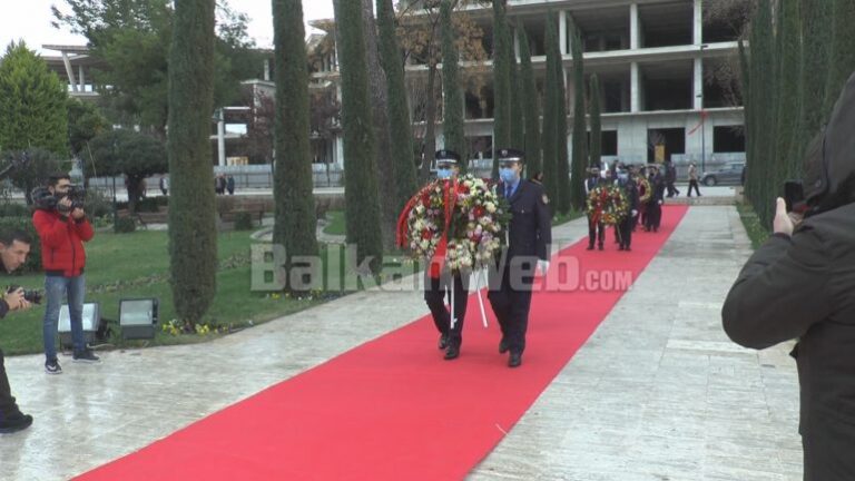 Shënohet 102 vjetori i ndarjes nga jeta të Ismail Qemalit, homazhe dhe përkujtim në Vlorë