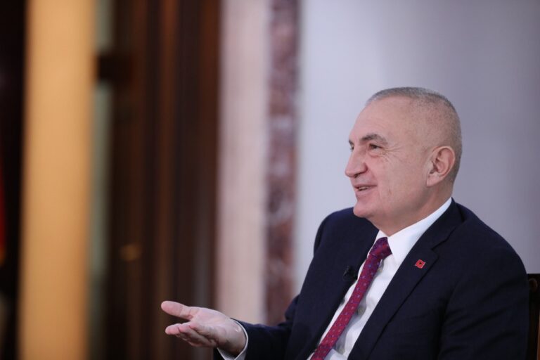 Flet Presidenti Meta te Fevziu/Nga debati me burokratët e Komitetit Qendror, tek përfshirja në Lëvizjen Studentore