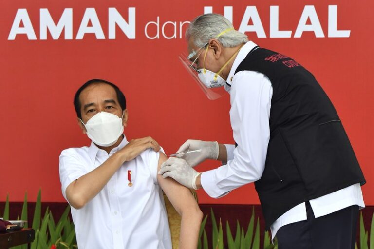 Indonezia krejt ndryshe nga të tjerët, vaksinon fillimisht më të rinjtë