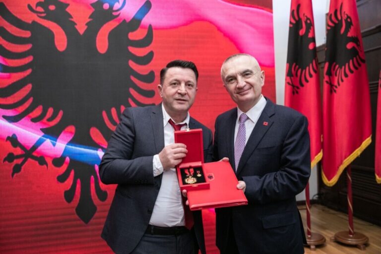 Presidenti Meta dekoron këngëtarin Ylli Baka: Mbrojtës dhe promovues i trashëgimisë kulturore shqiptare