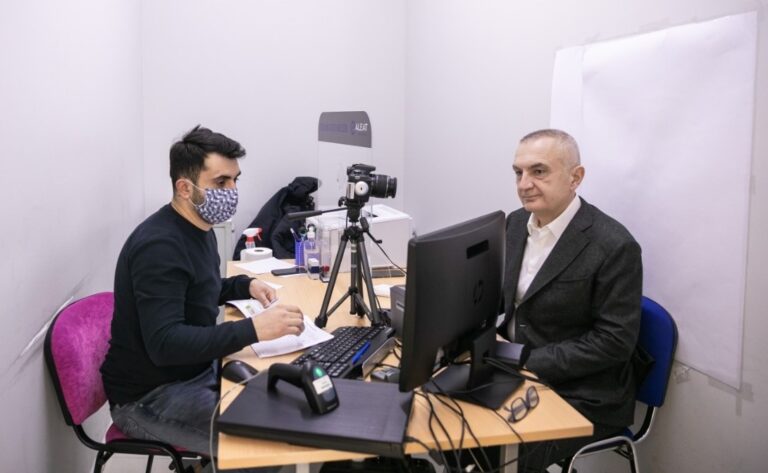 Presidenti Meta pajiset me kartën e re të identifikimit: Mos e lini për në çastin e fundit