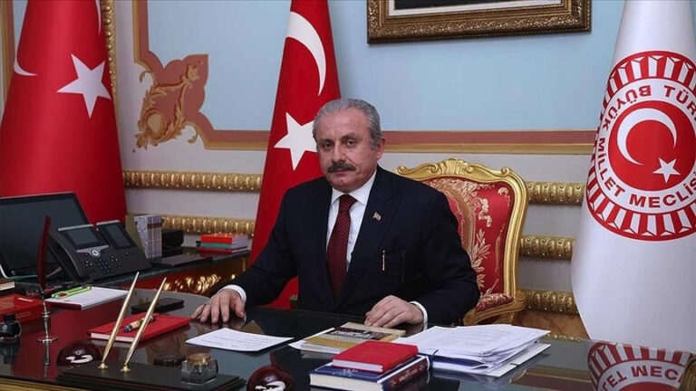 Kryeparlamentari turk viziton Shqipërinë, pas takimit me Ruçin fal namazin në xhaminë e Shkodrës
