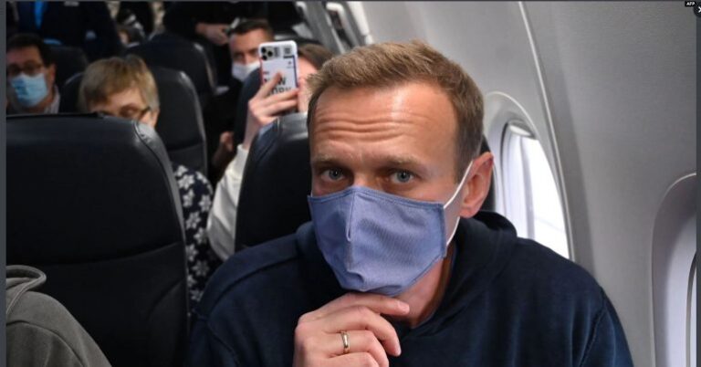 Mes forcave policore/ Pas trajtimit nga helmimi në Gjermani, Navalny kthehet në Moskë. Ja sa vite burg rrezikon