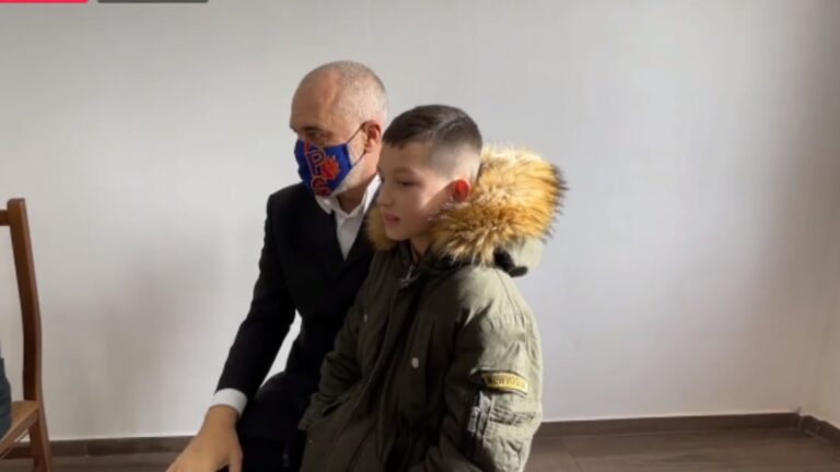 Rama-10-vjeçarit: Mbushi gotat me raki, jepja babit. Bëni dhe një fëmijë tjetër