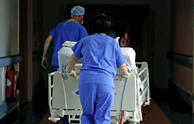 Çdo 30 sekonda shtrohet në spital një pacient me Covid-19