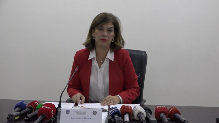 Kryetarja e KQZ-së: Burrat e politikës po më sulmojnë