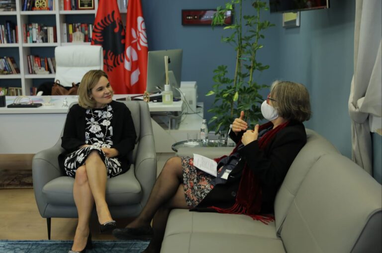 25 prilli/Kryemadhi takim me ambasadoren franceze: Prioritete të LSI janë nxitja e punësimit, rinia, arsimi cilësor dhe Integrimi Europian