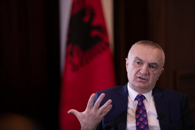 Meta: Besueshmërinë e qytetarëve ndaj vaksinës e garanton transparenca, jo propaganda e qeverisë