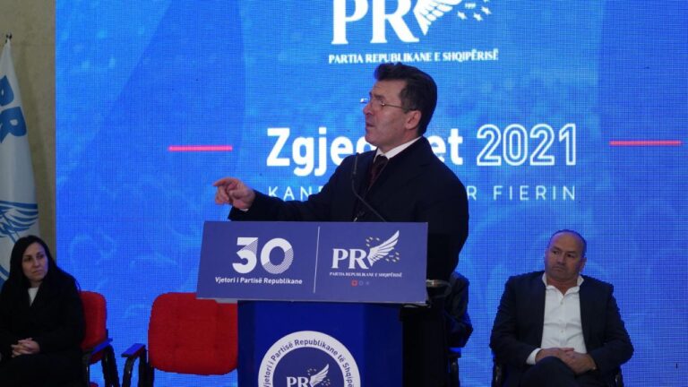 Fatmir Mediu prezanton kandidatët në Fier