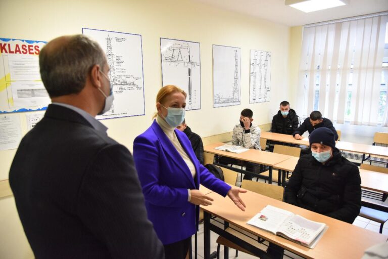 Fier/Denaj: Arsimi profesional, 57% e tregut të punës në Shqipëri e zë mosha 30 vjeçare
