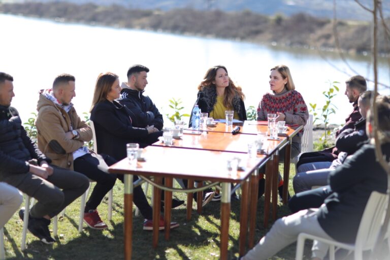Kryemadhi me të rinjtë në Përrenjas: Kemi pesë prioritete që kanë të bëjnë me xhepin e qytetarëve