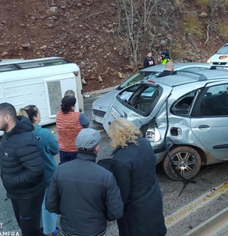 Katër automjete përfshihen në aksident në Librazhd, lëndohen tre persona (Foto)