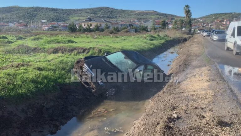 Makina del nga rruga në aksin Fier – Patos/ Shoferi plagoset lehtë, automjeti shkatërrohet totalisht