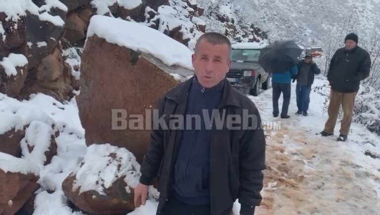 Shembje gurësh në afërsi të Krastës, bllokohet rruga. Ankohen shoferët: Askush nuk po na vjen në ndihmë që prej mëngjesit!