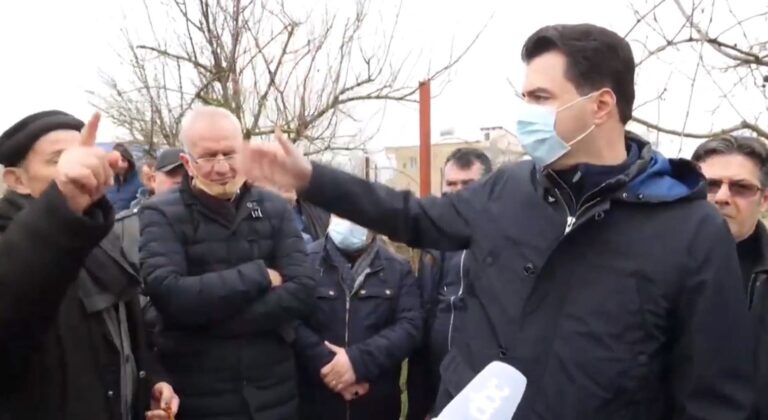 “Kriminale dhe e papranueshme” Basha viziton banorët e përmbytur në Rrushkull