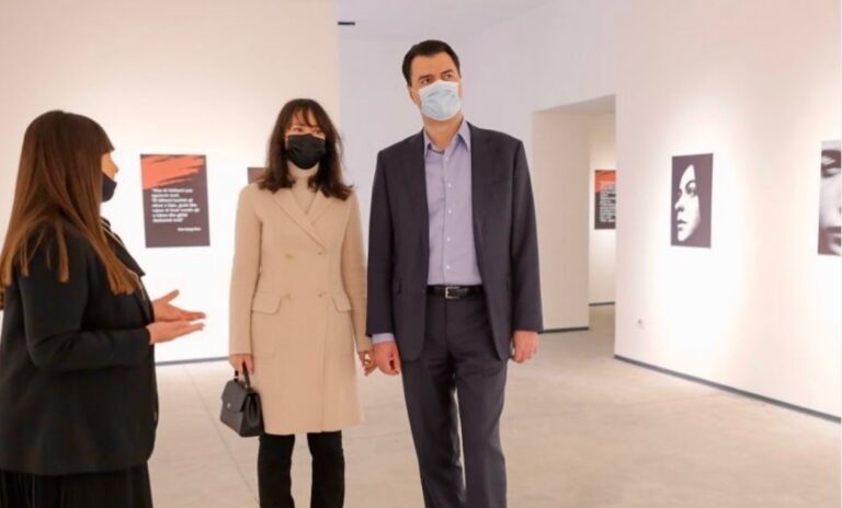 Si rrallë herë, kryedemokrati Basha shfaqet krah bashkëshortes