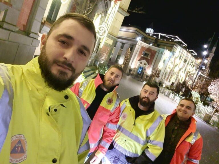 Punonjësit e Bashkisë Tiranë u ofrojnë një strehë personave në situatë rruge, Veliaj: Ju lutem familjeve të mos i neglizhoni