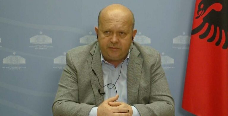 Rrëshqitja në Borsh, zv.ministri: Rruga nuk është e re, çarja u aktivizua së fundmi dhe vijon të avancojë