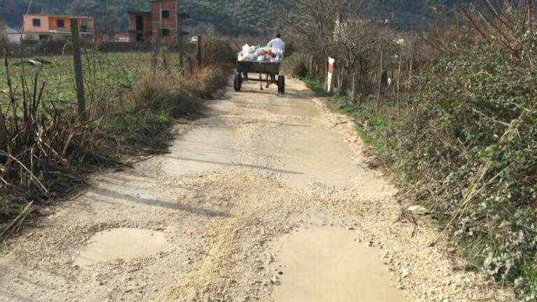 Pellgje me ujë dhe baltë, banorët për rrugën: Kalohet me çizme