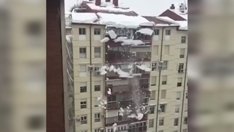 VIDEO/ Një bllok i madh dëbore shkëputet nga çatia e pallatit