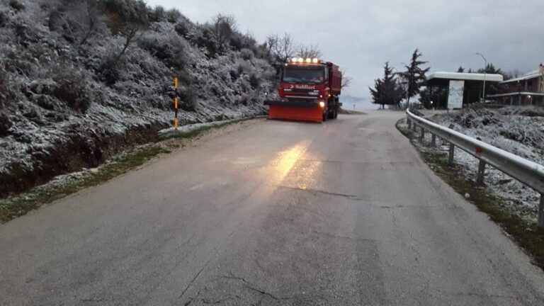 Reshje shiu e bore gjatë mbrëmjes në Korçë, në rrugën e Dardhës kalimi me zhinxhirë ose goma dimërore