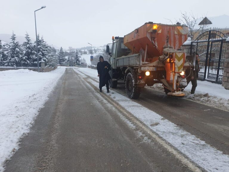 Reshjet e shiut shkaktojnë probleme në qarkun e Dibrës. Bllokohet rruga Peshkopi-Kukës, 20 fshatra të izoluar