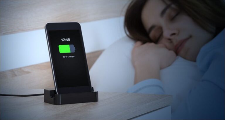 Studimi: Si ndikon telefoni celular në gjumë