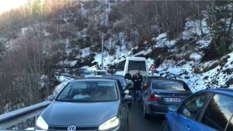 Të gjithë në Korçë, mbi 100 automjete presin të mbërrijnë në Dardhë
