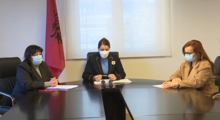 Manastirliu: Pfizer i përmbahet kontratës, 10 mijë doza vaksinë vijnë javën tjetër. Qendra vaksinimi jo vetëm në Tiranë