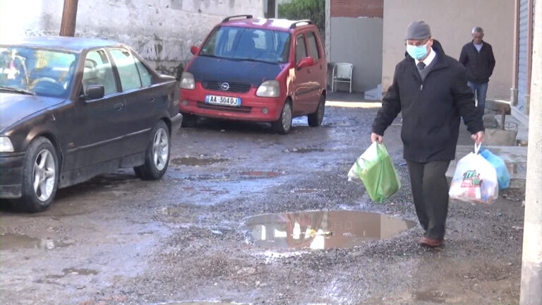 Mes baltës e pellgjeve me ujë, banorët e lagjes “Çlirim” në Elbasan: Të gënjyer për vota