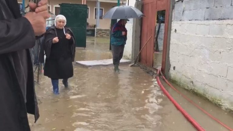 Qindra banesa dhe mijëra hektarë tokë të përmbytura. Rama: Jemi në situatë normale!