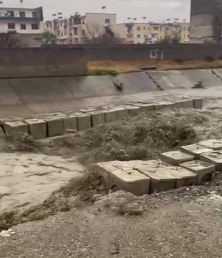 Moti i keq dhe rreshje të dendura shiu. Përroi i Zaranikës rrezikon daljen nga shtrati