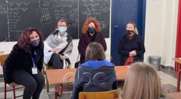 Deputetja e PS shkel ligjin, propagandë elektorale në shkolla