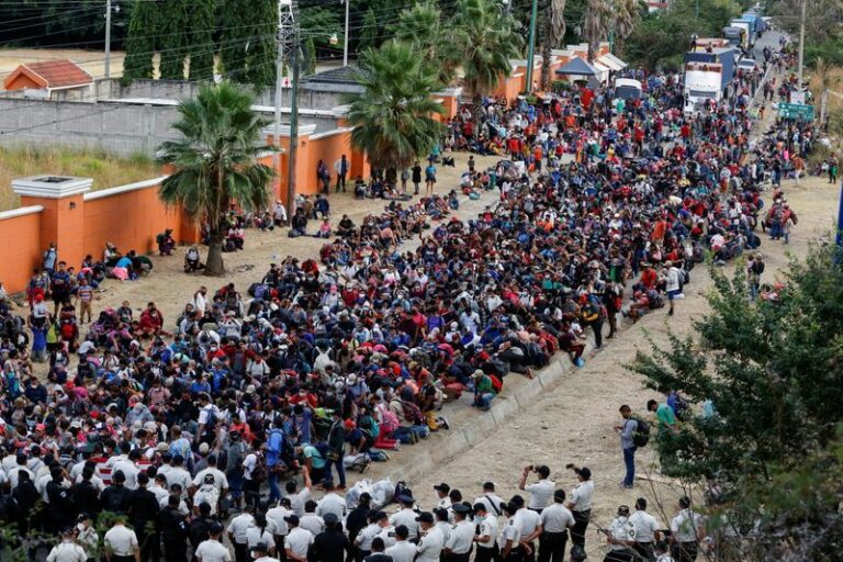 Pamjet e pazakonta! Njerëzit nga Guatemala marshojnë për në SHBA, përplasen edhe me policinë (FOTO)