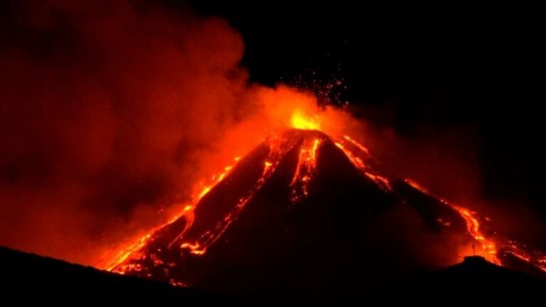 Video/ Itali, Catania, Etna jep spektakël me shpërthimin e tij natën
