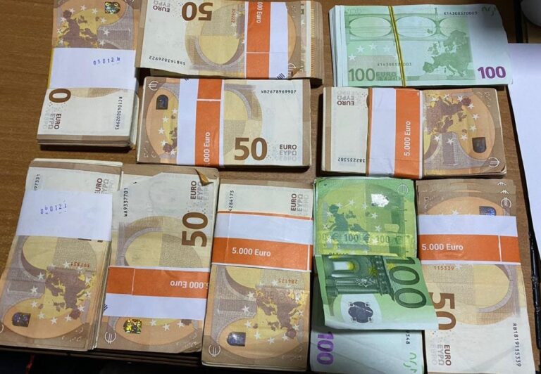 Kakavijë, i gjejnë 50 mijë euro në makinë, procedohet penalisht 41-vjeçari