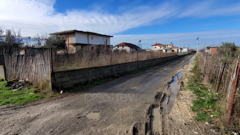 Lagjia pranë Fierit pa ujë,kanalizime dhe rrugë, banorët: Duam të ikim, nuk rrihet në baltë!