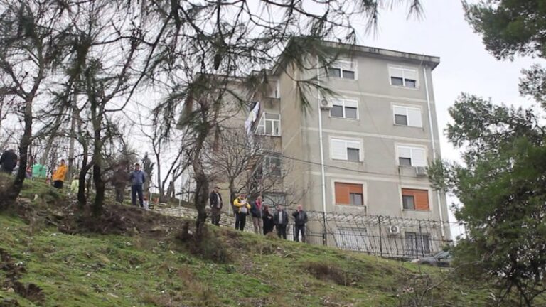 Gjirokastër/ Rikthehet rreziku tek pallati në kodër, pas reshjeve rruga çahet me 10 cm