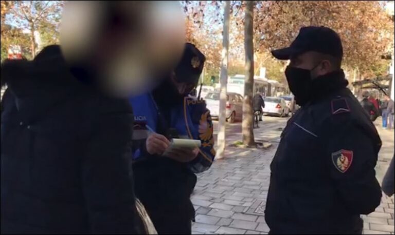 Vijojnë kontrollet e policisë në rrugë, gjobiten rreth 500 qytetarë që nuk respektuan masat anti-Covid