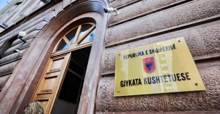 Ndalimi i tubimeve gjatë fushatës, Kushtetuesja zbardh vendimin: Masat kufizuese pa afat, anti-kushtetuese