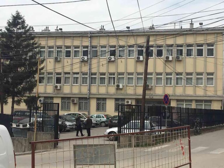 Dhunoi prindërit se nuk i dhanë para për drogë, burg dhe gjobë djalit nga Prizreni