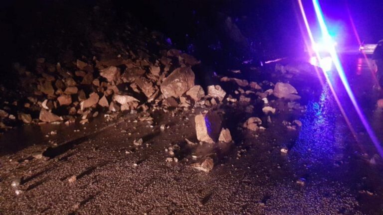 Moti i keq/ ARRSH: Rënie gurësh në aksin Librazhd-Elbasan, drejtuesit e mjeteve të reduktojnë shpejtësinë