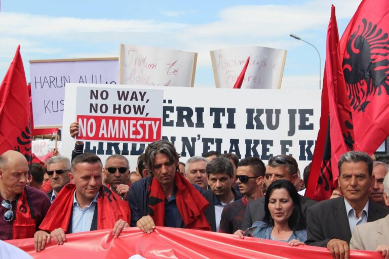 Protestë masive në Shkup, shqiptarët: Drejtësi dhe liri