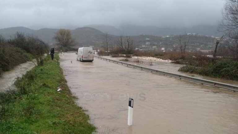 Shirat nxjerrin nga shtrati lumin e Kalasës, përmbyten tokat bujqësore, banorët e paralajmëruan